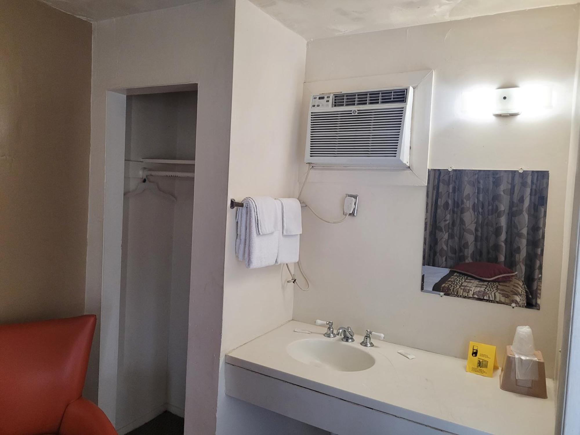 غرب شاطئ بالم Queens Lodge Motel المظهر الخارجي الصورة