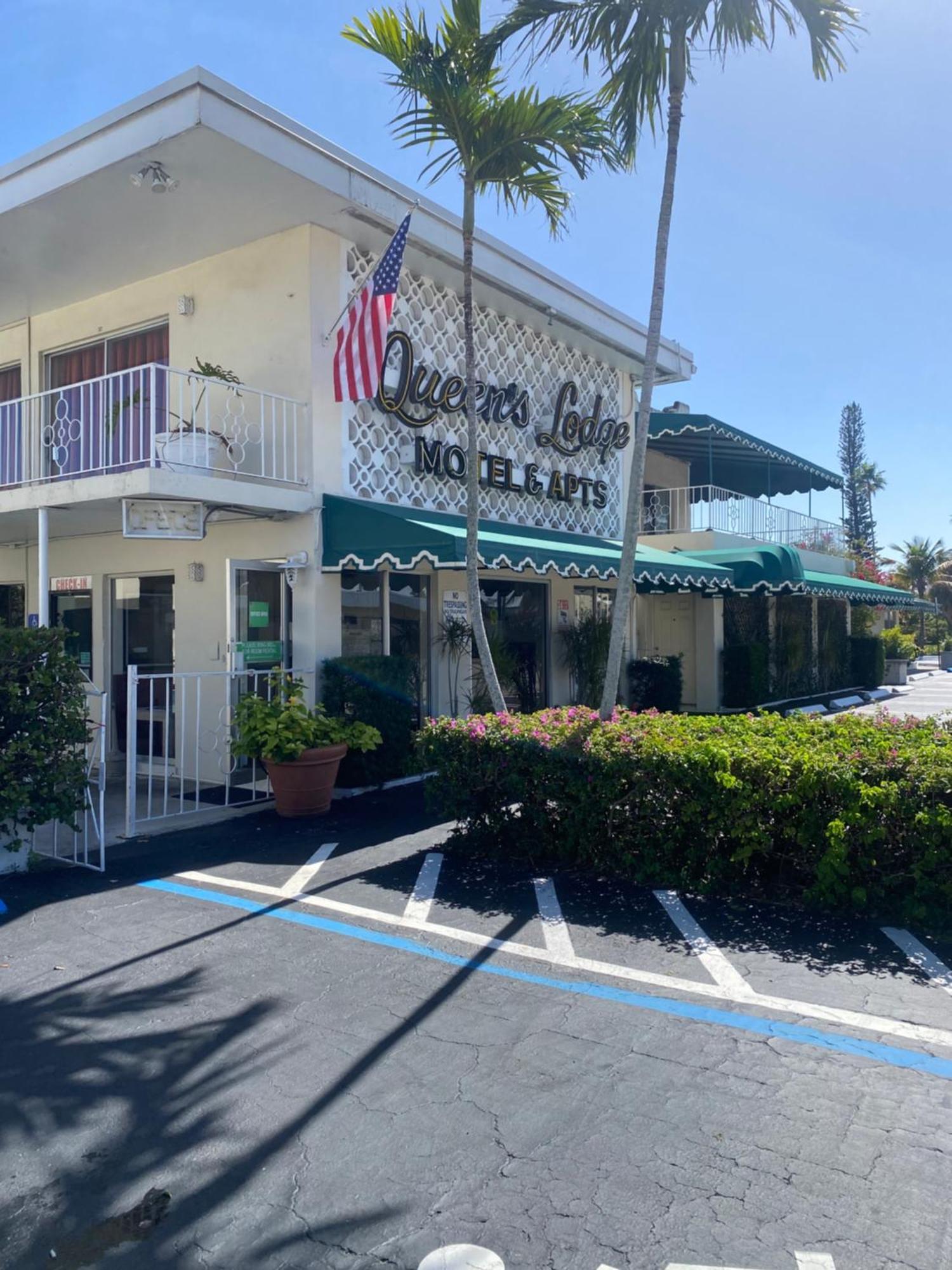 غرب شاطئ بالم Queens Lodge Motel المظهر الخارجي الصورة